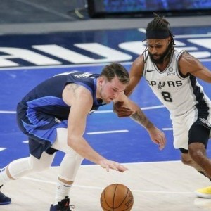 b体育下载- 东契奇三双独行侠横扫马刺  